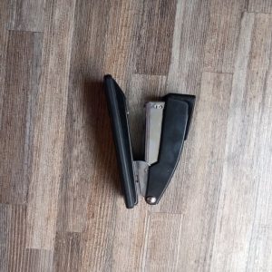 Kancelářská kovová sešívačka