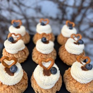 Choux se slaným karamelem